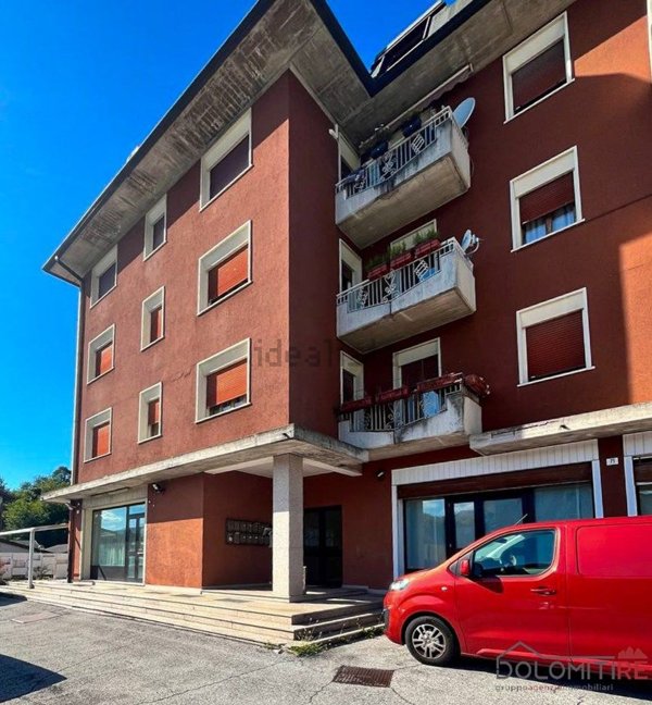 locale commerciale in vendita a Borgo Valbelluna in zona Mel