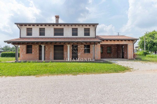 casa indipendente in vendita ad Altivole in zona Caselle
