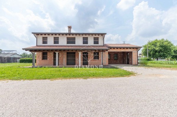 casa indipendente in vendita ad Altivole in zona Caselle
