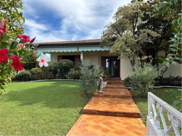 casa indipendente in vendita ad Altivole in zona Caselle