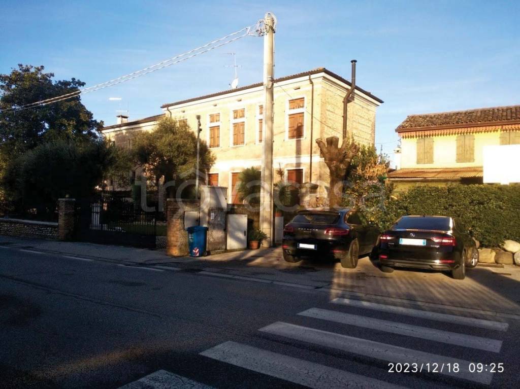 casa indipendente in vendita ad Altivole in zona Caselle