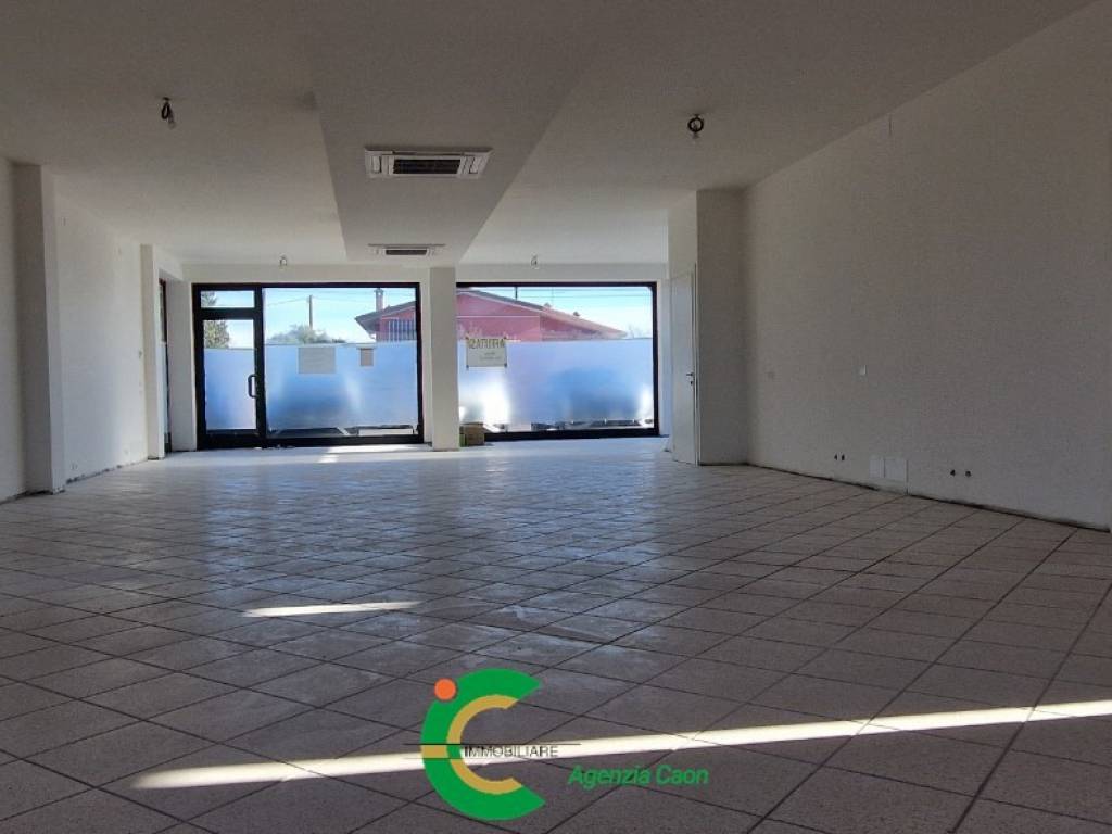 negozio in vendita ad Altivole in zona San Vito