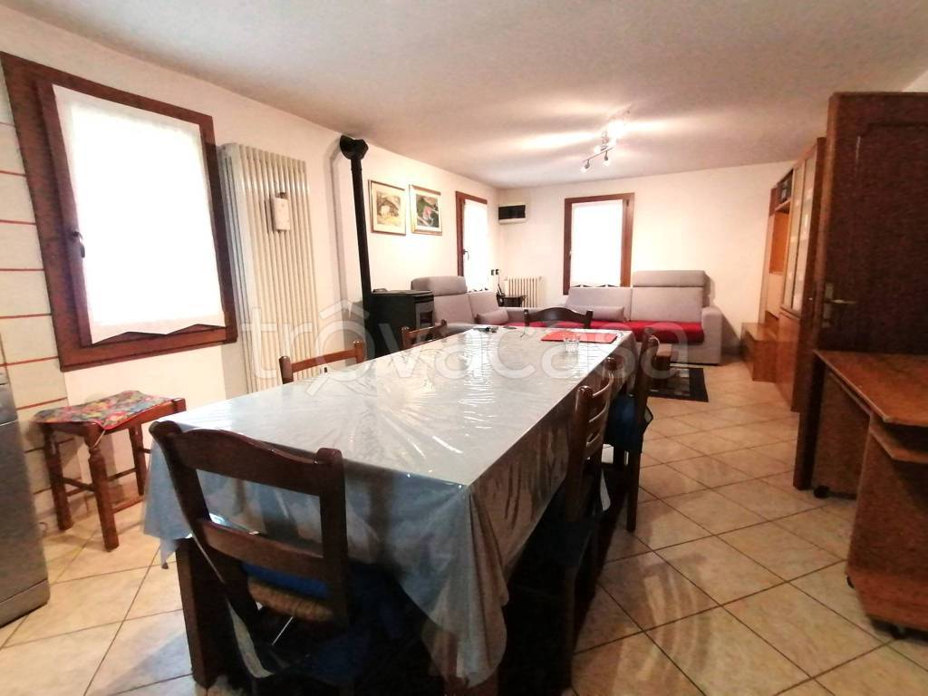 casa indipendente in vendita ad Altivole in zona Caselle