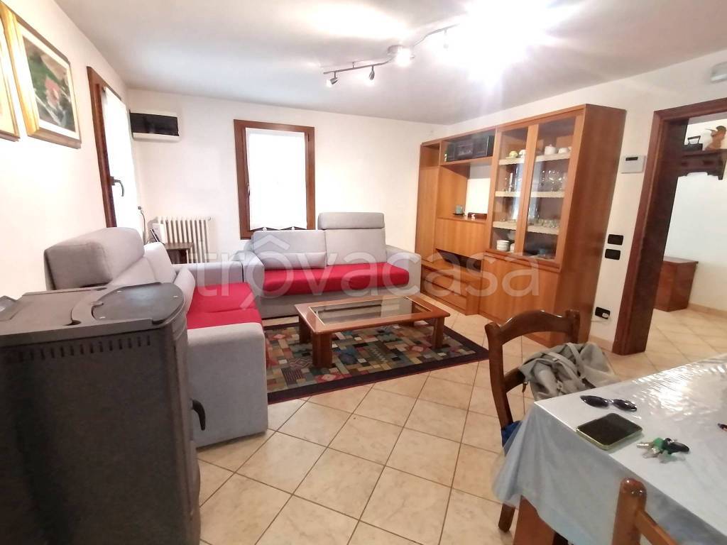 casa indipendente in vendita ad Altivole in zona Caselle