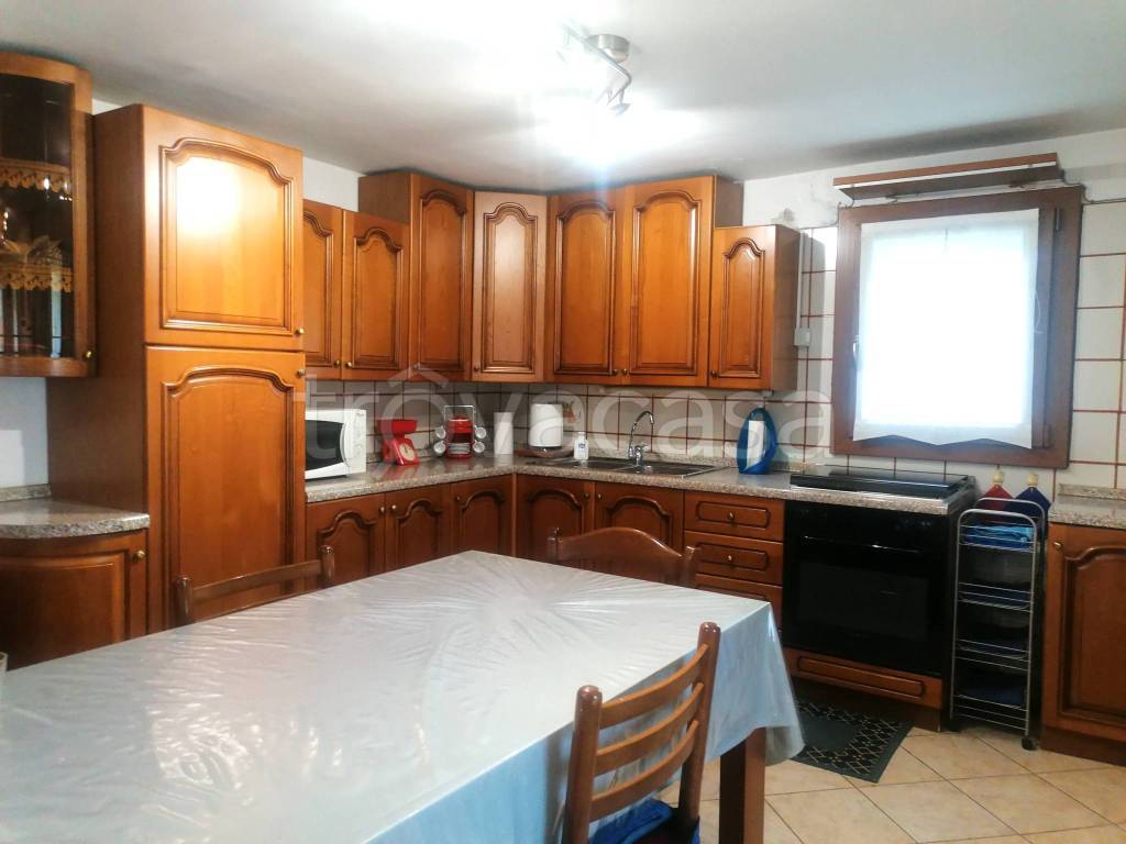 casa indipendente in vendita ad Altivole in zona Caselle