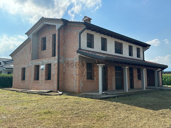 casa indipendente in vendita ad Altivole in zona Caselle