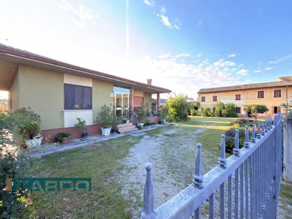 casa indipendente in vendita ad Altivole in zona Caselle