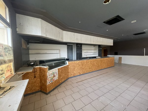 negozio in vendita ad Asolo in zona Villa d'Asolo