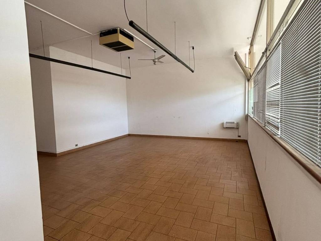 negozio in vendita ad Asolo in zona Villa d'Asolo