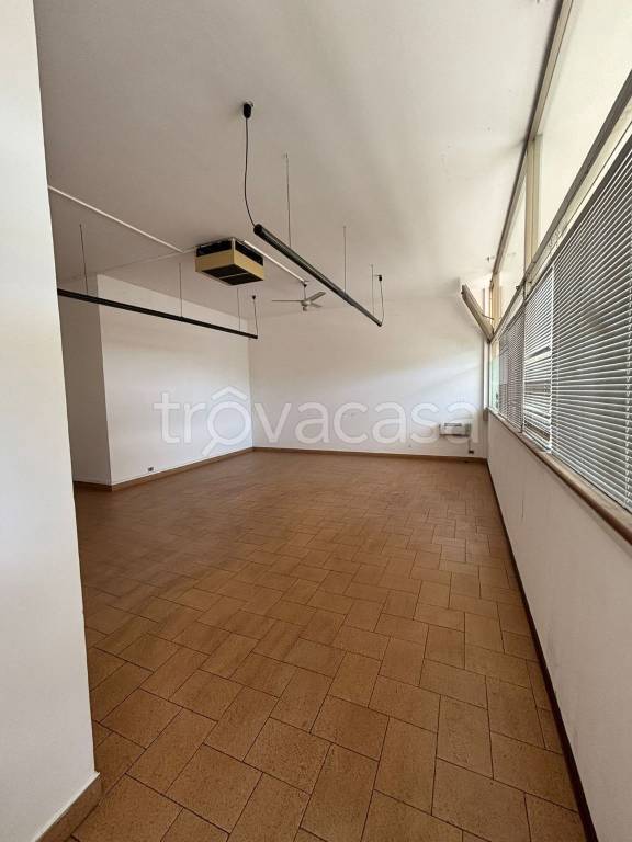 negozio in vendita ad Asolo in zona Villa d'Asolo