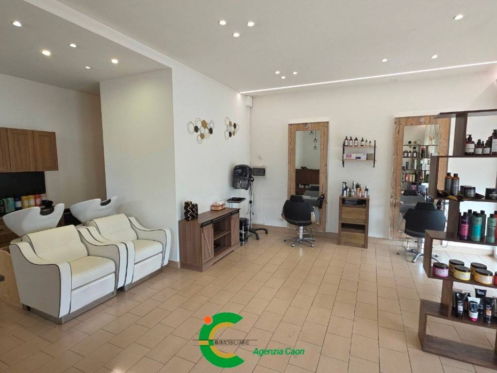 negozio in vendita ad Asolo in zona Villa d'Asolo