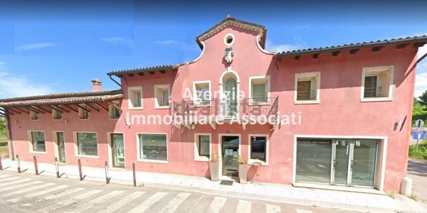 negozio in vendita ad Asolo in zona Villa d'Asolo