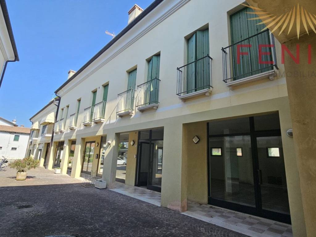 negozio in vendita a Caerano di San Marco