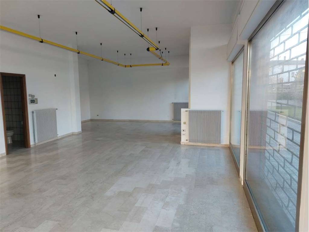 negozio in vendita a Caerano di San Marco