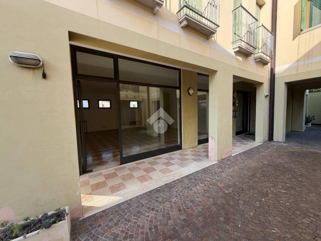 negozio in vendita a Caerano di San Marco