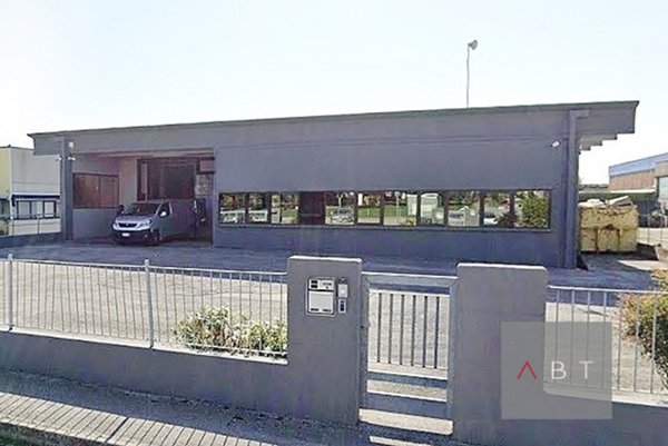 locale commerciale in vendita a Caerano di San Marco