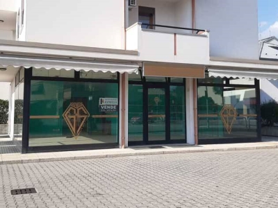 negozio in vendita a Castelfranco Veneto in zona Salvarosa