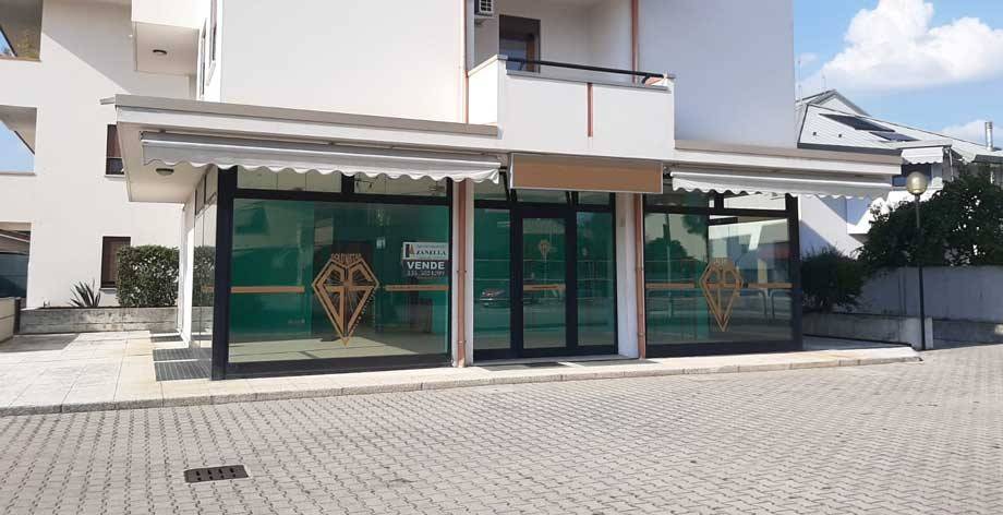 negozio in vendita a Castelfranco Veneto in zona Salvarosa