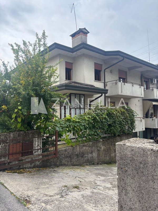 appartamento in vendita a Castelfranco Veneto in zona Salvarosa