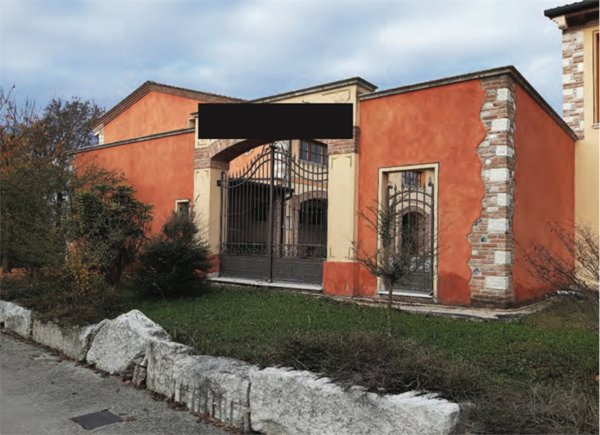 negozio in vendita a Castelfranco Veneto in zona Bella Venezia