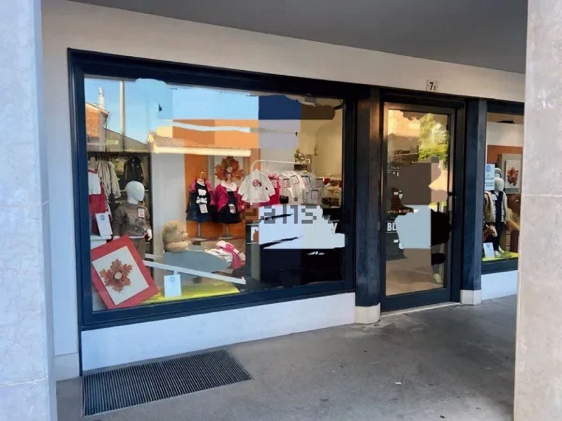 locale commerciale in vendita a Castelfranco Veneto in zona Salvarosa
