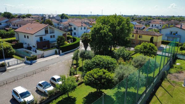 terreno edificabile in vendita a Castelfranco Veneto in zona Salvarosa