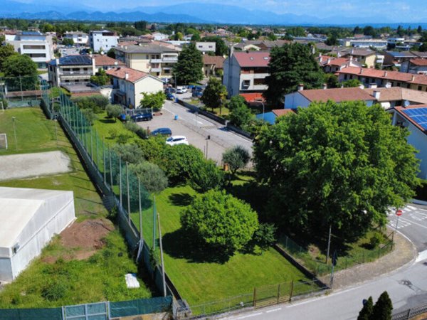 terreno edificabile in vendita a Castelfranco Veneto in zona Salvarosa