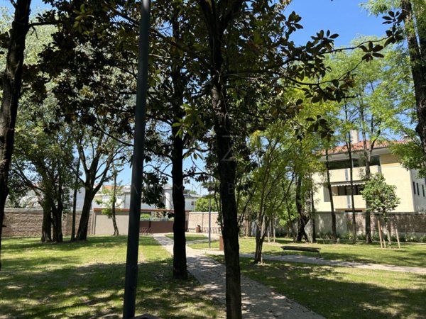 negozio in vendita a Castelfranco Veneto in zona Salvarosa