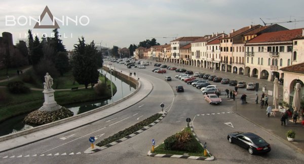 negozio in vendita a Castelfranco Veneto in zona Salvarosa