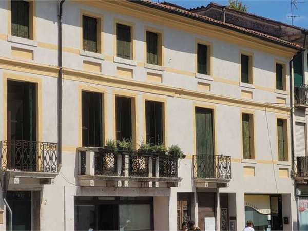 negozio in vendita a Castelfranco Veneto in zona Salvarosa