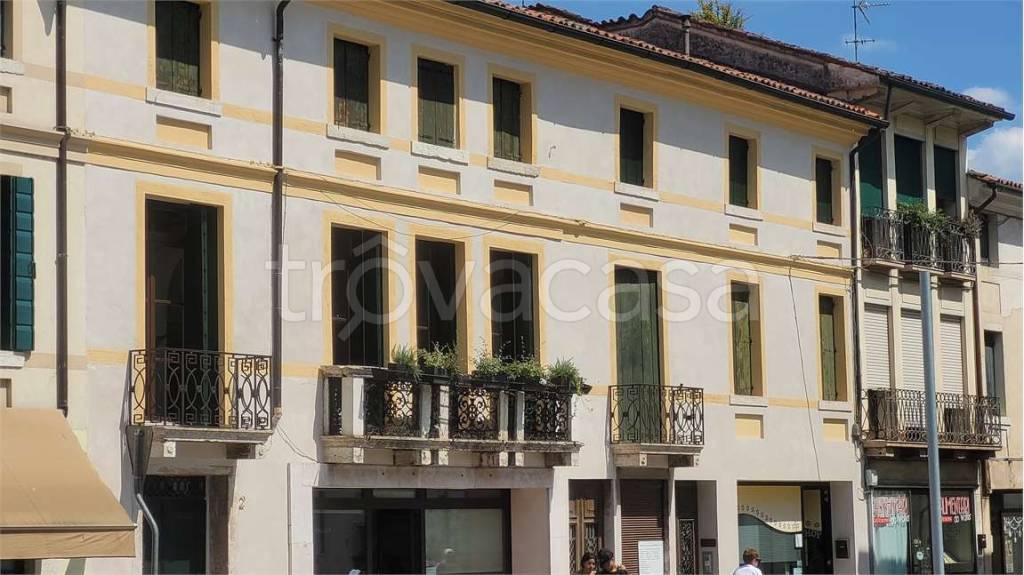 negozio in vendita a Castelfranco Veneto in zona Salvarosa