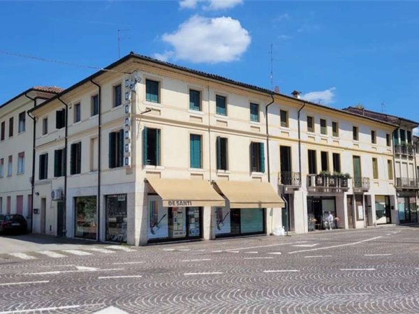 negozio in vendita a Castelfranco Veneto in zona Salvarosa