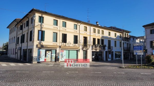 negozio in vendita a Castelfranco Veneto in zona Salvarosa