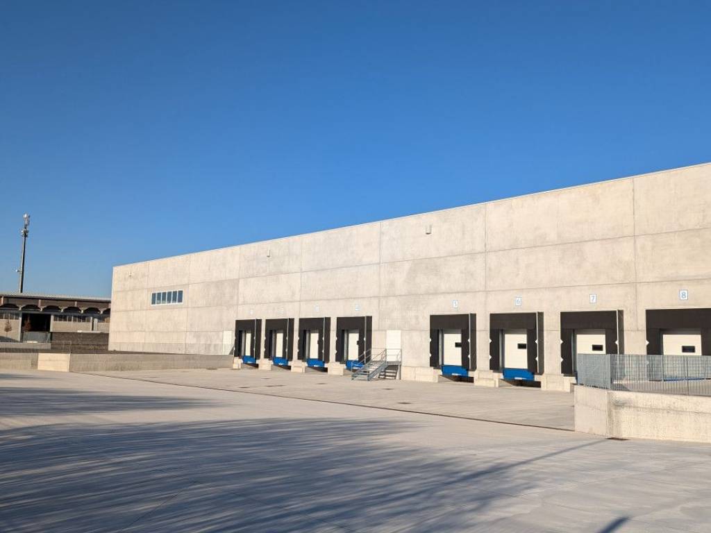 locale commerciale in vendita a Castelfranco Veneto in zona Salvarosa