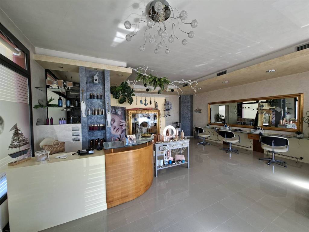 negozio in vendita a Castelfranco Veneto in zona Bella Venezia