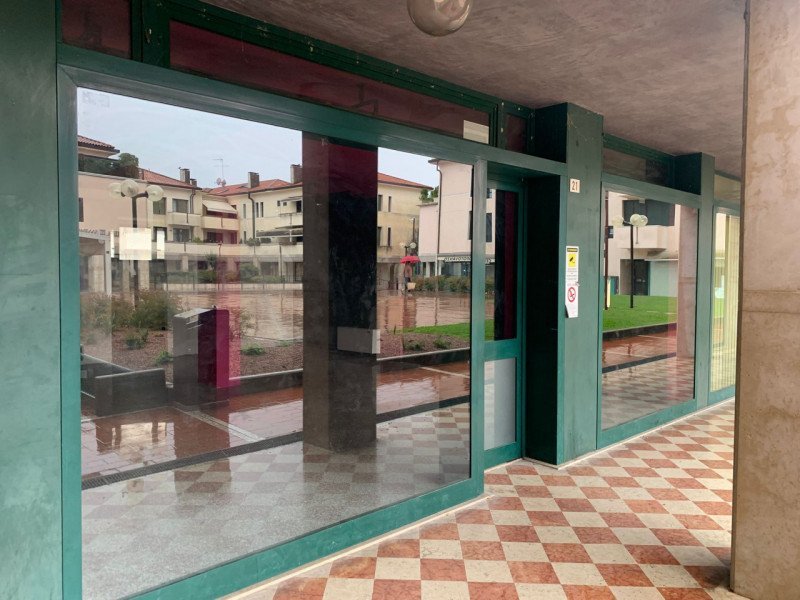 negozio in vendita a Castelfranco Veneto in zona Salvarosa