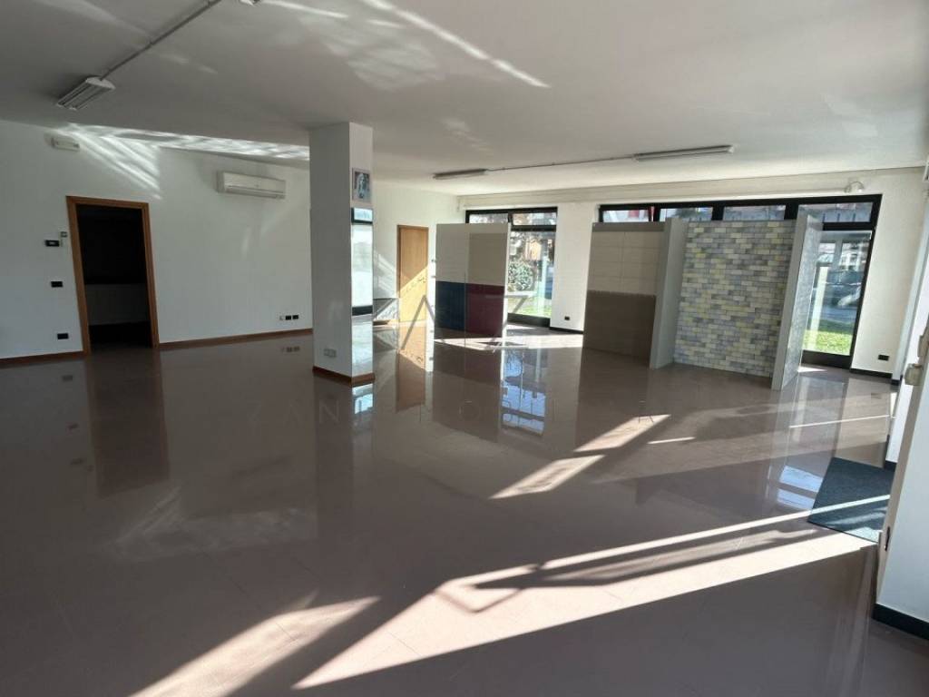 negozio in vendita a Castello di Godego