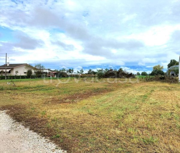 terreno edificabile in vendita a Castello di Godego in zona San Pietro