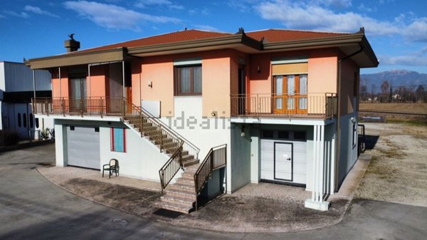 casa indipendente in vendita a Castello di Godego in zona Avenali