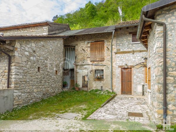 casa indipendente in vendita a Cison di Valmarino in zona Tovena