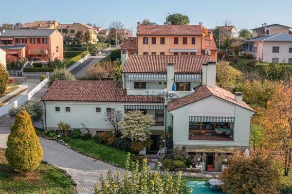 casa indipendente in vendita a Colle Umberto
