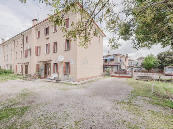 casa indipendente in vendita a Colle Umberto