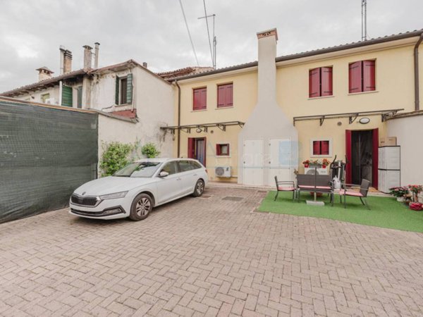 casa indipendente in vendita a Colle Umberto