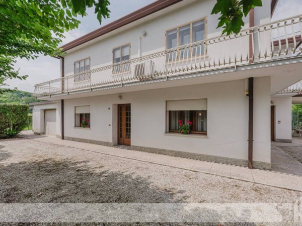 casa indipendente in vendita a Colle Umberto