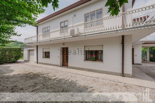 casa indipendente in vendita a Colle Umberto
