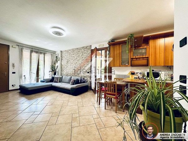 casa indipendente in vendita a Colle Umberto