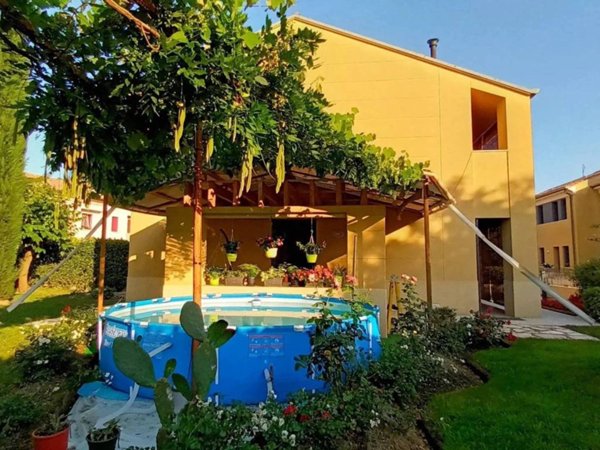casa indipendente in vendita a Colle Umberto