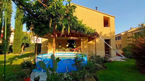 casa indipendente in vendita a Colle Umberto
