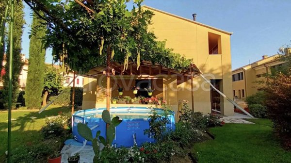 casa indipendente in vendita a Colle Umberto