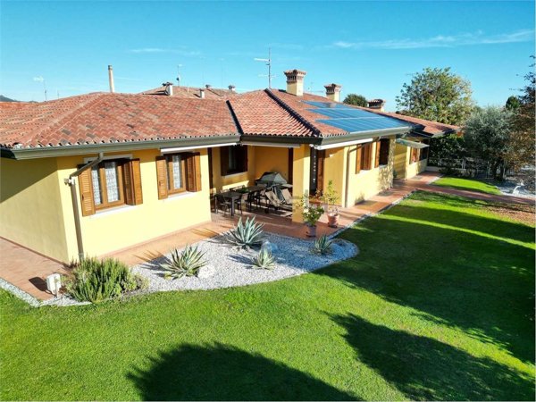 casa indipendente in vendita a Colle Umberto